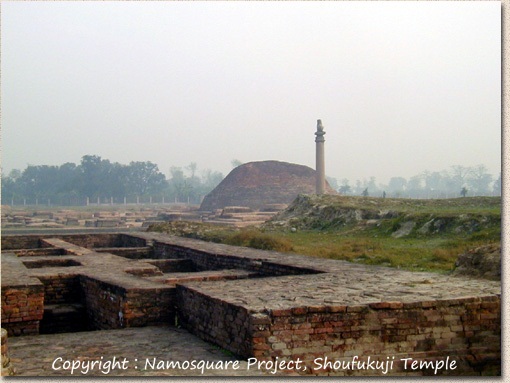 ヴァイシャリー　アーナンダの仏塔とアショカ王の石柱　Ananda Stupa, with an Asokan pillar at Kolhua, Vaisali